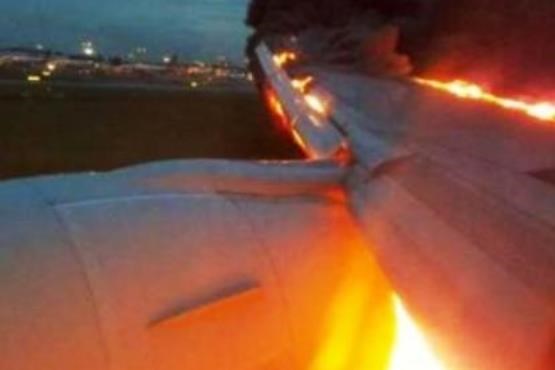 لحظه آتش گرفتن هواپیمای سنگاپوری هنگام فرود + فیلم