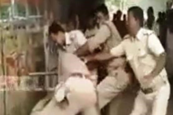 درگیری جنجالی نیروهای پلیس هند حین تقسیم رشوه! + فیلم