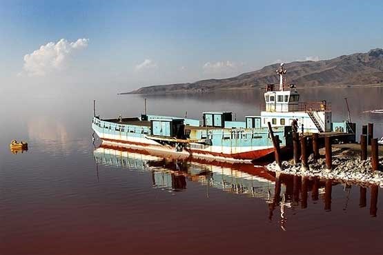 دریاچه ارومیه رنگ خون گرفت + عکس