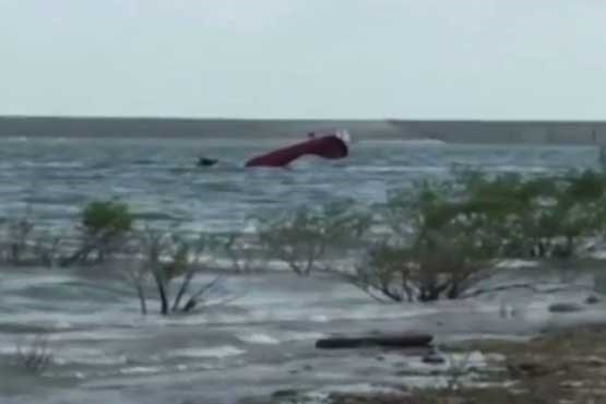 فیلم لحظه سقوط هواپیما در ساحل
