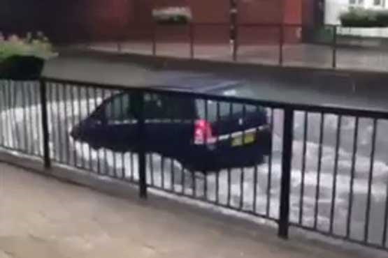 گودال آب، اتومبیل را در خود فرو برد