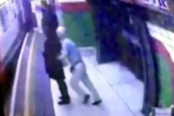 دیوانه‌ای که  زنی را  زیر قطار مترو هل داد (فیلم)