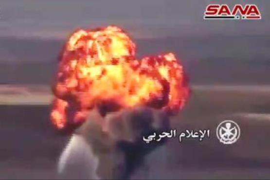 منفجر کردن تانکر حامل سوخت داعش در سوریه (فیلم)