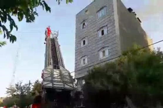 نجات یک کودک از ساختمان ۴ طبقه آتش گرفته در مشهد + فیلم