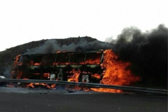 آتش‌سوزی اتوبوس در اتوبان قم - تهران + فیلم