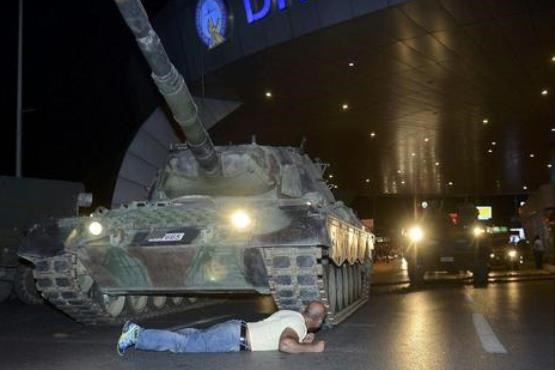 شهروند ترکی که تانک کودتاچی ها را متوقف کرد + تصاویر