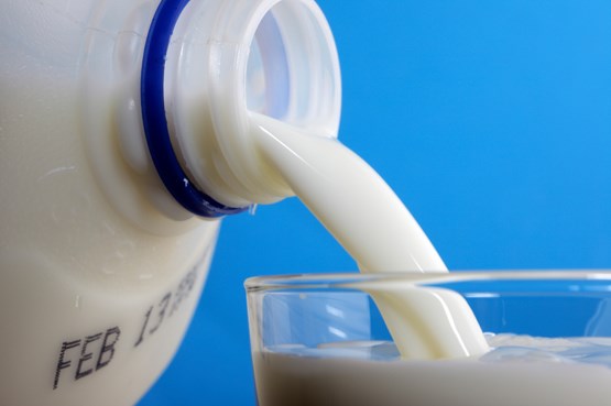 چگونه شیر سالم را از تقلبی تشخیص دهیم؟