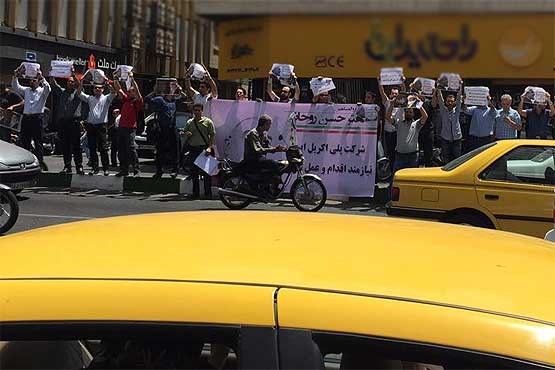 تجمع سهامداران شرکت پلی اکریل ایران مقابل تالار بورس تهران