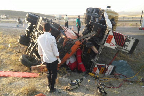 نجات معجزه آسای راننده خاور بعد از تصادف +عکس