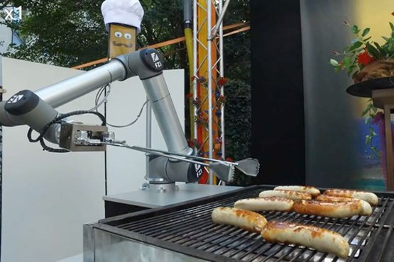 رباتی که سوسیس ها را کباب می کند!