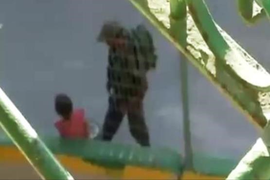 کودک‌آزاری نظامی صهیونیست در شهر «الخلیل» + فیلم