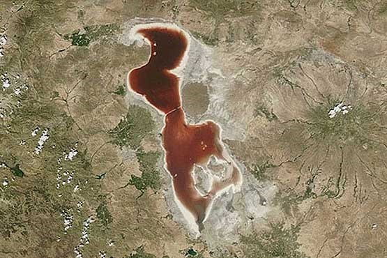 دریاچه ارومیه خونین شد + عکس