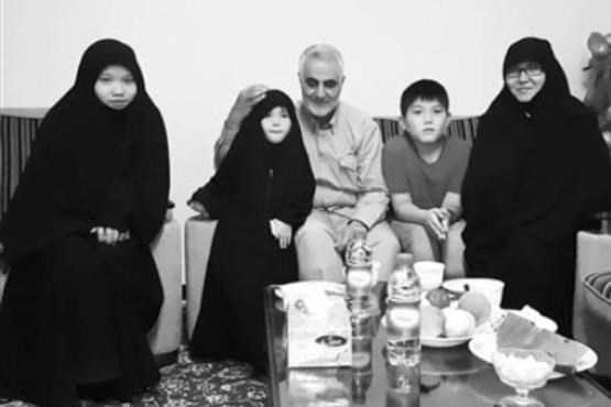 دیدار سردار سلیمانی با خانواده فرمانده فاطمیون + فیلم