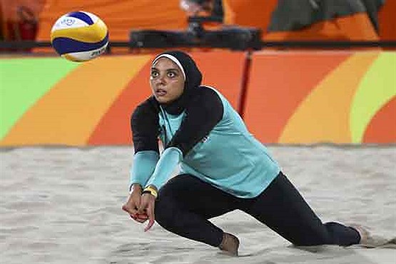 واکنش والیبالیست ساحلی  مصر به انتقاد از حجابش + عکس
