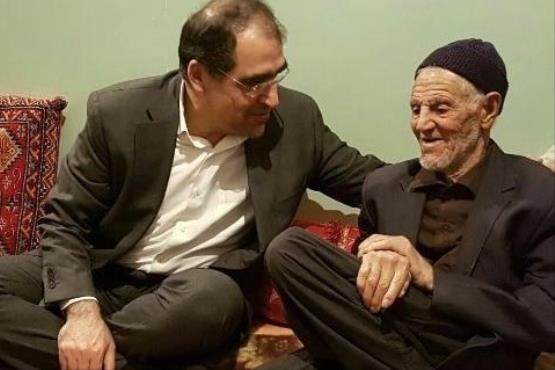 دیدار وزیر بهداشت با پدر سردار سلیمانی در یک روستا