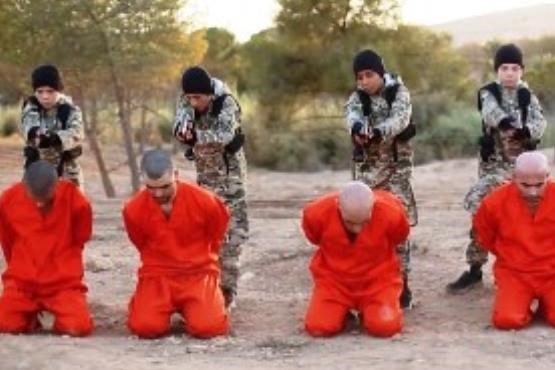 اعدام پنچ اسیر توسط کودکان داعشی +فیلم