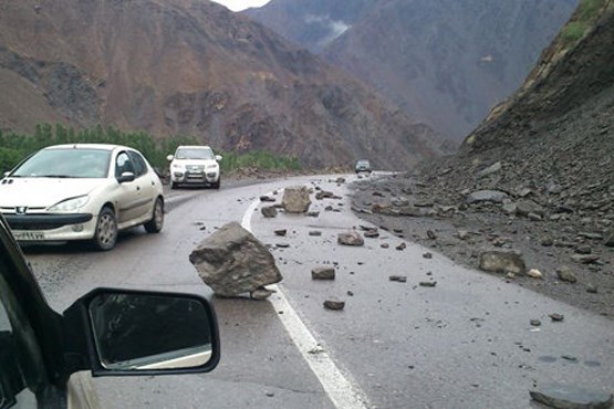 ریزش کوه در جاده سوادکوه یک کشته برجا گذاشت