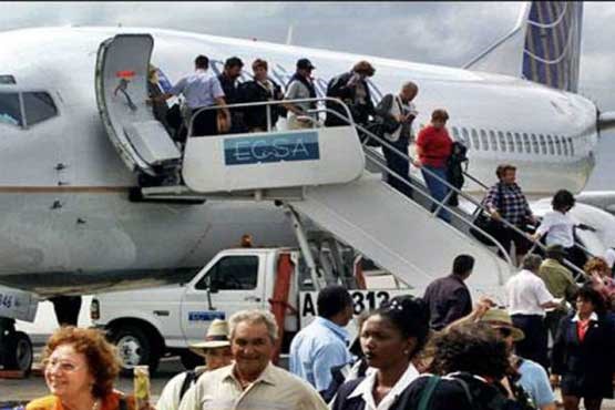 اولین هواپیمای آمریکا در کوبا به زمین نشست