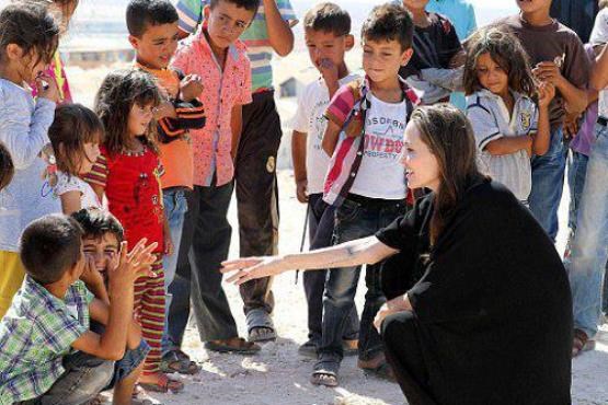 بازدید آنجلینا جولی از کمپ آوارگان سوریه در شهر ازرق اردن + تصاویر