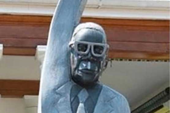 مجسمه جدید و عجیب موگابه + عکس