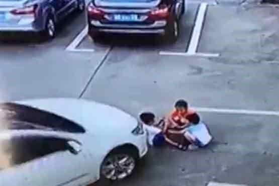 سه کودک زیر یک خودرو له شدند