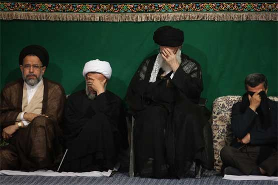 احمدی نژاد در مراسم عزاداری شام غریبان در حضور رهبر انقلاب