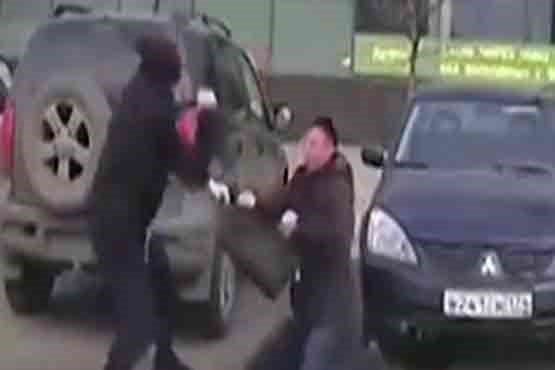 حمله وحشیانه یک دزد برای ربودن کیف پول