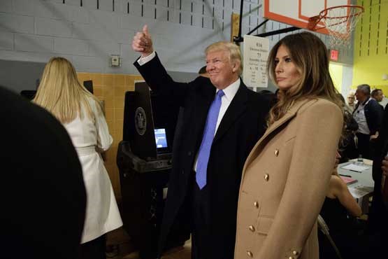 شک ترامپ به همسرش هنگام رای دادن + عکس