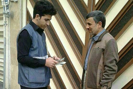 پاسخگویی احمدی‌نژاد به پرسش‌های مامور سرشماری در جلوی درب منزلش + عکس