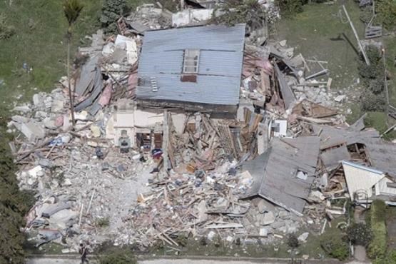 نجات پیرزن ۱۰۰ ساله از زیر آوار زلزله ۷.۸ ریشتری!+عکس