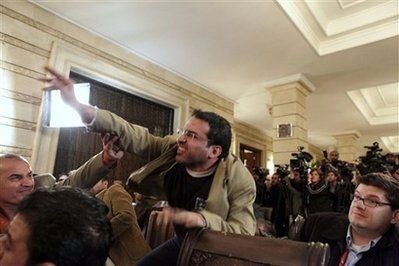 جنجال دوباره خبرنگار عراقی که به بوش کفش پرتاب کرد