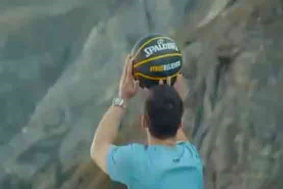 انداختن توپ به سبد بسکتبال از ارتفاع 180 متری