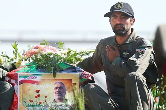 خلبان شهید جایروپلن سپاه در کنار فرمانده شهیدش +عکس