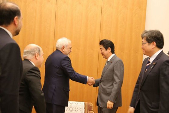 ظریف با نخست‌ وزیر ژاپن دیدار و گفت‌وگو کرد +عکس