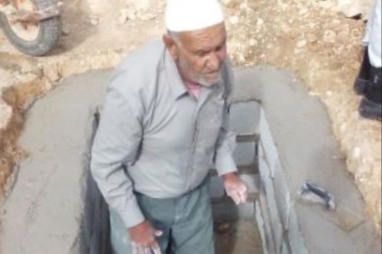 پیرمردی که قبر خود را کند+عکس