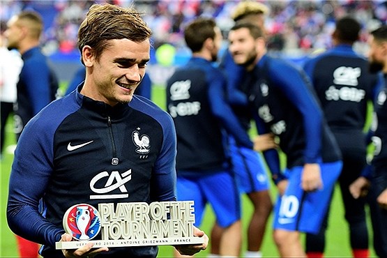 گریزمان فوتبالیست برتر سال فرانسه شد (عکس)