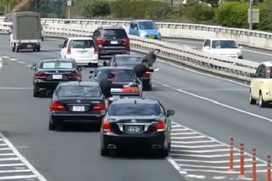روش اسکورت نخست وزیر ژاپن برای ورود به ترافیک (فیلم)