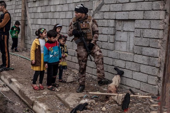 جسد یک داعشی، جاذبه ای برای کودکان عراقی +عکس