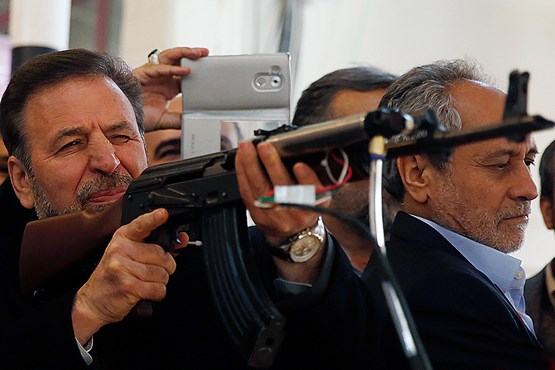 وزیر ارتباطات تفنگ به دست شد +عکس