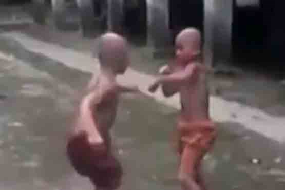 مبارزه دو نوجوان در معبد