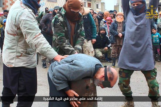 داعش فردی را به اتهام جاسوسی گردن زد +عکس