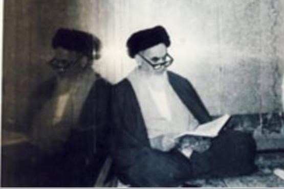 عکس منتشر نشده از حضور امام خمینی در حرم امیر المؤمنین