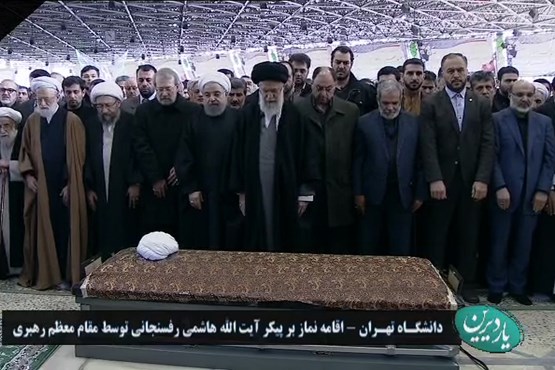 رهبر انقلاب بر پیکر آیت الله هاشمی رفسنجانی نماز اقامه کردند +فیلم