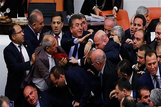 نمایندگان پارلمان ترکیه به جان هم افتادند +عکس