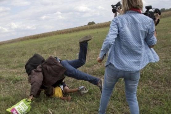 فیلمبرداری که به مهاجران لگد زده بود محکوم شد