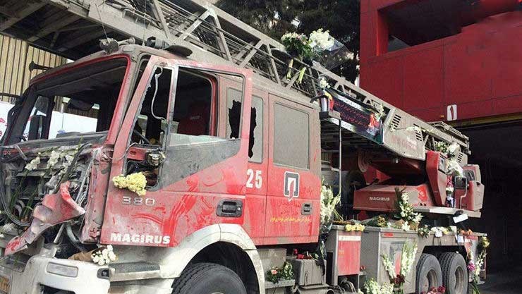 گلباران ماشین‌ آتش‌نشانی آسیب دیده در حادثه پلاسکو
