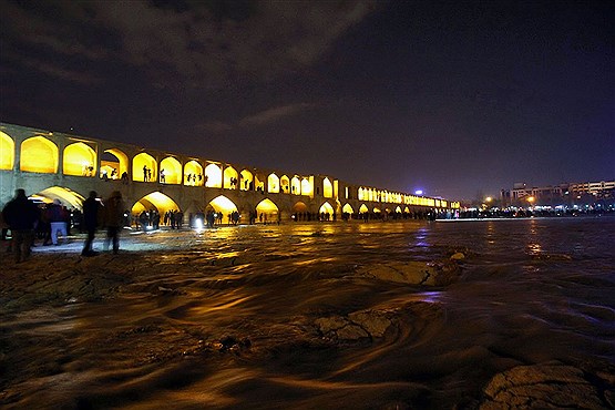 جاری شدن آب در رودخانه زاینده رود اصفهان