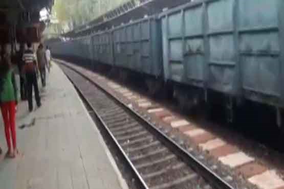 اقدام دیوانه وار یک زن در خوابیدن روی ریل قطار