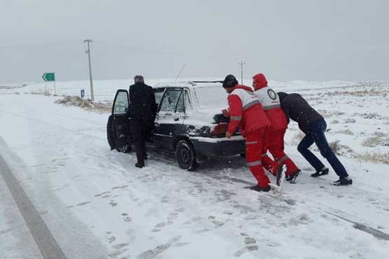 رهاسازی  ۱۰۰۸ خودروی گرفتار در برف در ۱۲ استان