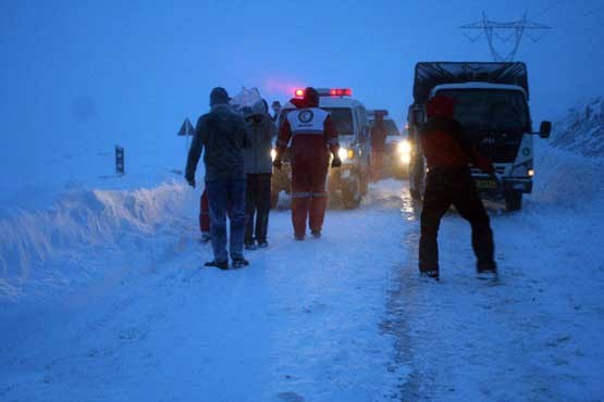 نجات 12 جوان گرفتار برف در تکاب